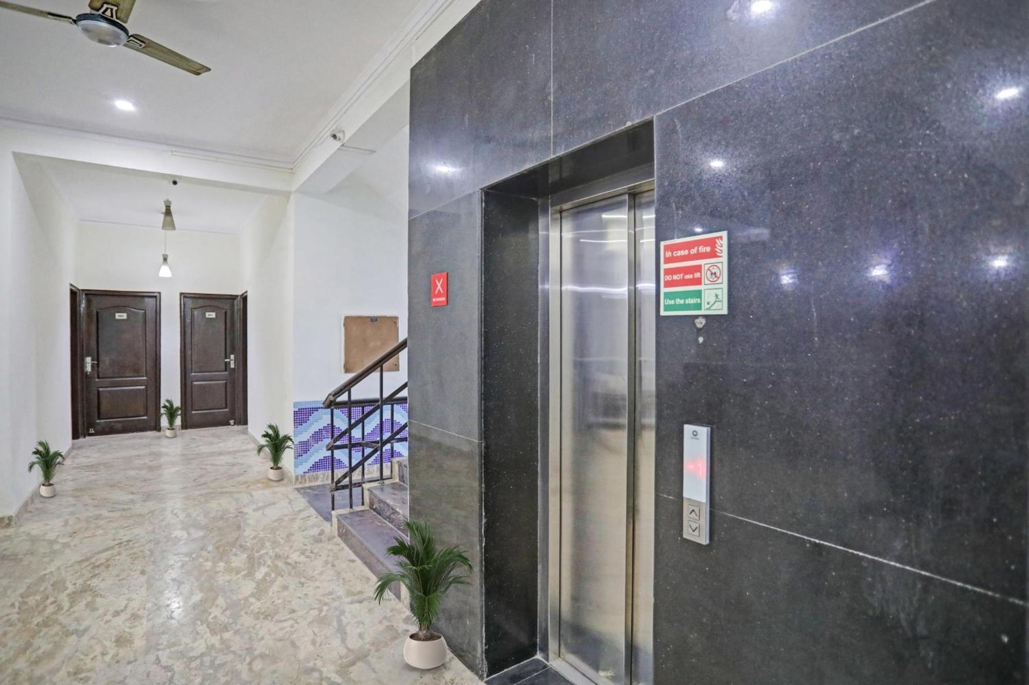 Hotel Townhouse The Premier View Near Iskcon Temple Noida Exterior foto