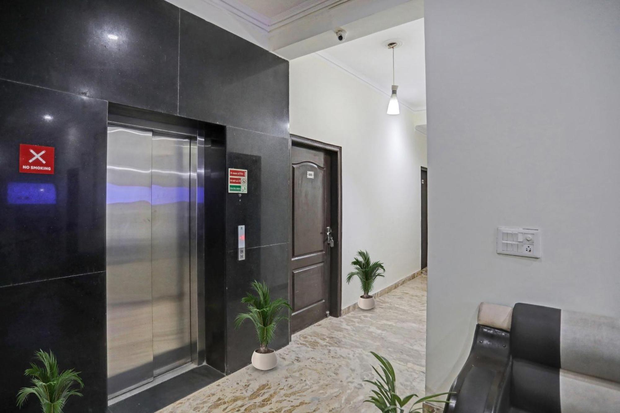 Hotel Townhouse The Premier View Near Iskcon Temple Noida Exterior foto